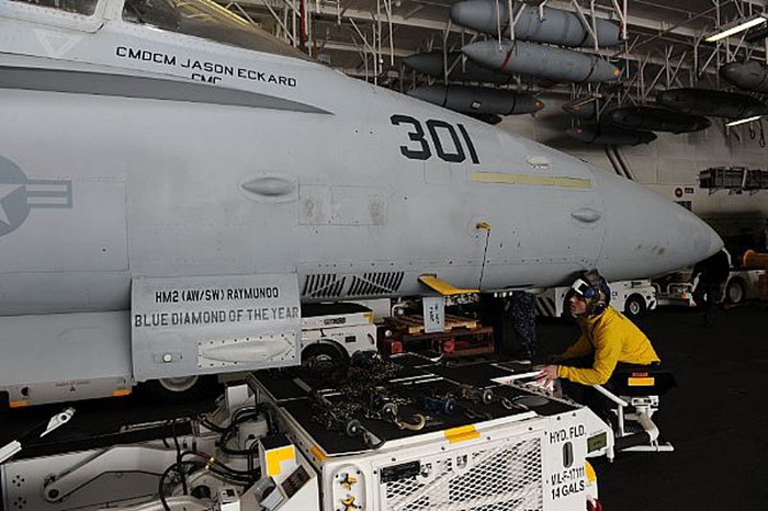 Thái Bình Dương (16/6/2012): Máy bay F/A-18 Hornet thuộc Phi đội Máy bay tấn công 146 được di chuyển bằng máy kéo trên khoang chứa máy bay của tàu sân bay USS Nimitz (CVN 68).