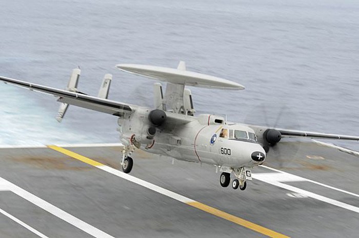 Thái Bình Dương (15/6/2012): Máy bay E-2C Hawkeye thuộc Phi đội máy bay cảnh báo sớm 121 chuẩn bị cất cánh trên tàu sân bay USS Dwight D. Eisenhower (CVN 69).