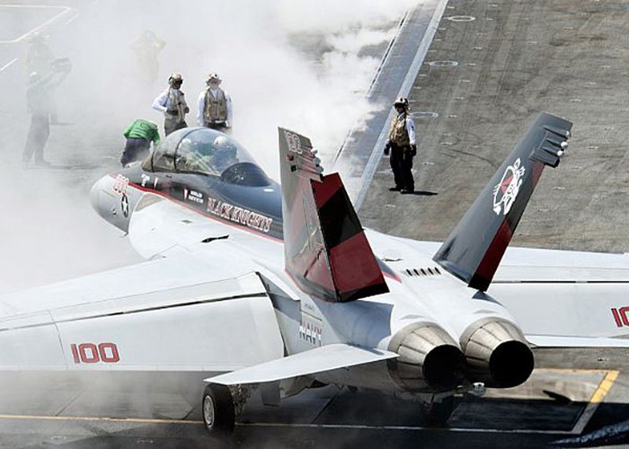 Thái Bình Dương (15/6/2012): Máy bay F/A-18F Super Hornet thuộc phi đội máy bay chiến đấu 154 trên tàu sân bay USS Nimitz (CVN 68).