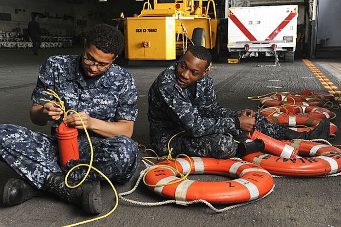 Thái Bình Dương (13/6/2012): Hai thuỷ thủ Darion Palmer và Charles Blanchard với những chiếc phao cứu hộ trên tàu sân bay USS Nimitz (CVN 68).