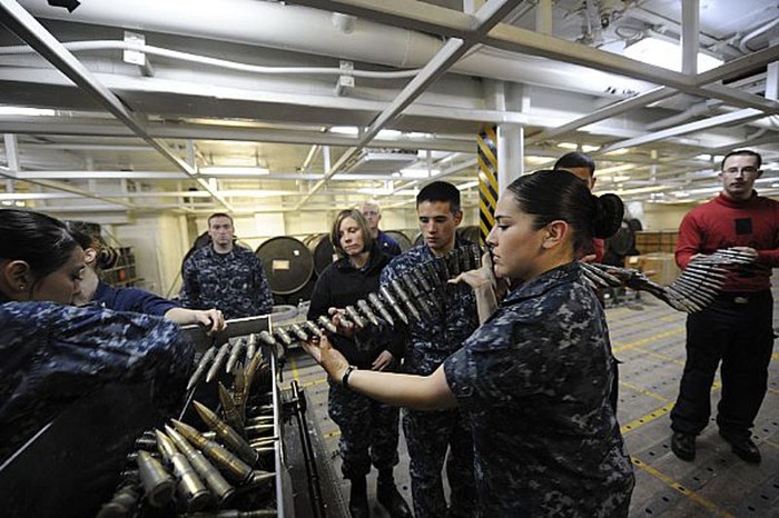 Thái Bình Dương (20/6/2012): Chuẩn bị đạn dược cho súng máy M-197 trên tàu tàu sân bay USS Nimitz (CVN 68).