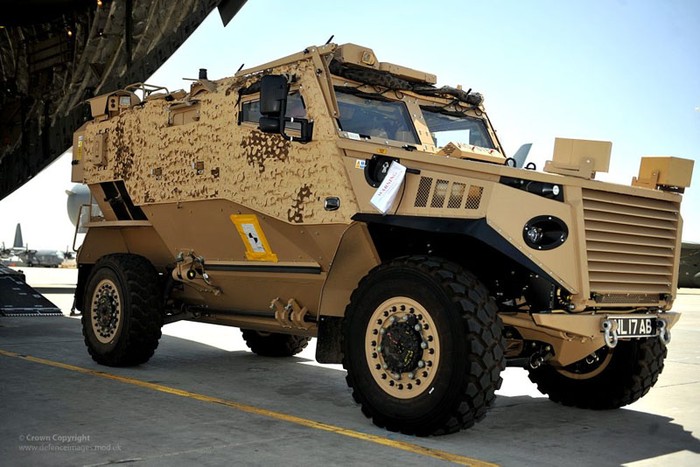 Afghanistan (22/6/2012): Xe bọc thép chiến đấu Foxhound được vận chuyển tới Bastion, Helmand, Afghanistan bằng máy bay vận tải C17 để tham gia các hoạt động tuần tra, bảo vệ an ninh tại khu vực này.
