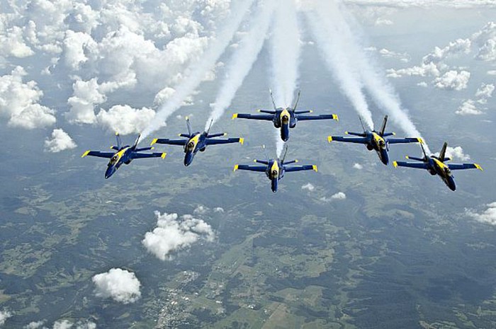 Sugarloaf, Nam California (23/6/2012): Màn trình diễn của Phi đội “Thiên thần xanh”, Hải quân Mỹ tại Westmoreland Air Show.