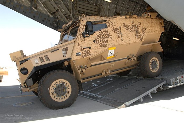 Xe bọc thép Foxhound do công ty Force Protection Europe của Anh sản xuất. Anh dự định sẽ sử dụng Foxhound để thay thế các xe bọc thép Snatch Land Rover nhằm tăng cường khả năng bảo vệ binh sĩ trước các thiết bị nổ tự chế (IED), những thiết bị nổ được sử dụng phổ biến để tấn công các binh sĩ NATO ở Afghanistan hiện nay.