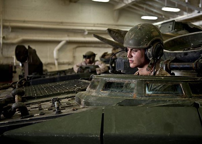 Vịnh Ả-rập (19/6/2012): Thủy quân lục chiến Mỹ thuộc đơn vị quân viễn chinh 24 cùng các xe bọc thép chiến đấu bên trong tàu đổ bộ New USS York (LPD 21).