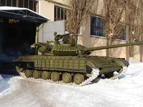 T-55-64 được gắn thêm những tấm giáp quanh tháp pháo.