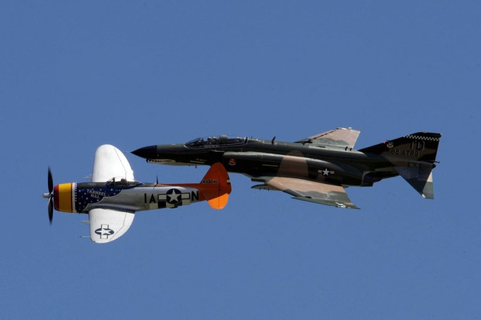F-4 đã lập 16 kỷ lục thế giới, bao gồm kỷ lục tốc độ bay tuyệt đối 2.585,086 km/h (1.606,342 dặm mỗi giờ), và độ cao kỷ lục 30.040 m. Mặc dù các kỷ lục được lập trong những năm 1959-1962, nhưng năm trong số các kỷ lục về tốc độ vẫn không bị phá vỡ cho đến năm 1975.