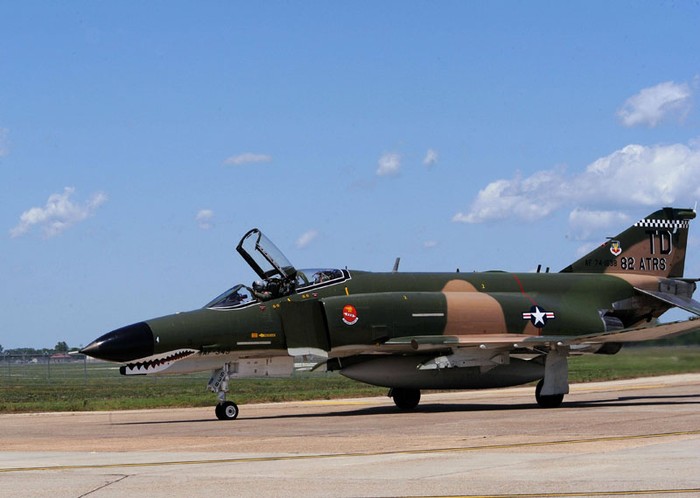 Vì phục vụ rộng rãi trong quân đội Hoa Kỳ và các nước đồng minh, F-4 là một biểu tượng của thời kỳ Chiến tranh Lạnh. F-4 tham gia Chiến tranh Việt Nam và xung đột Ả-rập Israel với 393 lần bắn rơi máy bay đối phương cũng như hoàn thành vô số phi vụ yểm trợ mặt đất.
