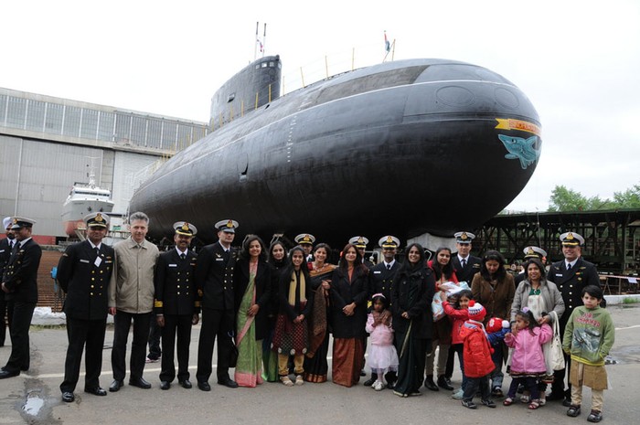 Như vậy, Nga đã đóng cho Ấn Độ 10 tàu ngầm lớp Kilo và đã tiến hành đại tu năm chiếc trong số đó tại nhà máy đóng tàu Zvezdochka ở phía bắc nước Nga. Tàu ngầm Project 877 EKM (NATO gọi là Kilo) do Nga chế tạo được dùng trong các nhiệm vụ chống tàu chiến và chống tàu ngầm trong các vùng biển nước tương đối nông.
