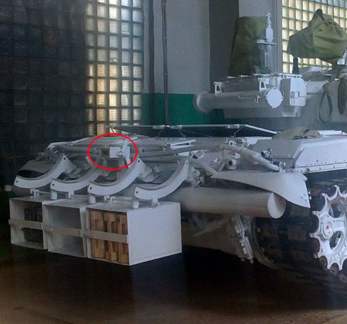 Ngoài ra, xe tăng còn được gắn một camera nhỏ ở phía sau (vị trí được khoang tròn trong ảnh).