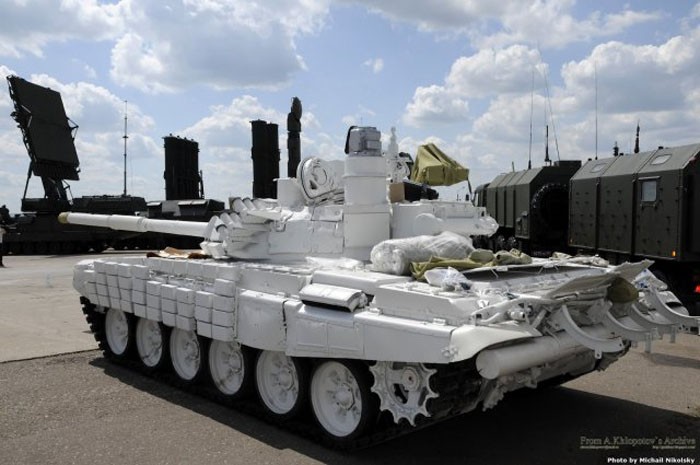 Xe tăng T-72 trong bộ cánh mới màu trắng.