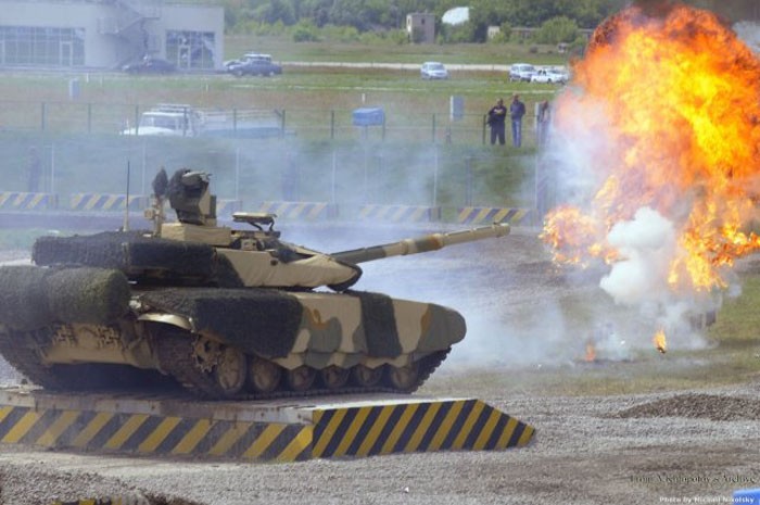 Xe tăng chiến đấu chủ lực T-90.