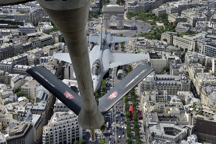 Máy bay chiến đấu Rafale và máy bay chở dầu C-135 bay qua Arc de Triomphe - một trong những công trình kiến trúc và cũng là di tích lịch sử nổi tiếng nhất ở Paris.