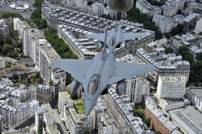 Bên dưới những chiến đấu cơ Rafale và máy bay C-135 là thủ đô Paris tráng lệ với những tòa nhà cao tầng được xây dựng rất quy củ