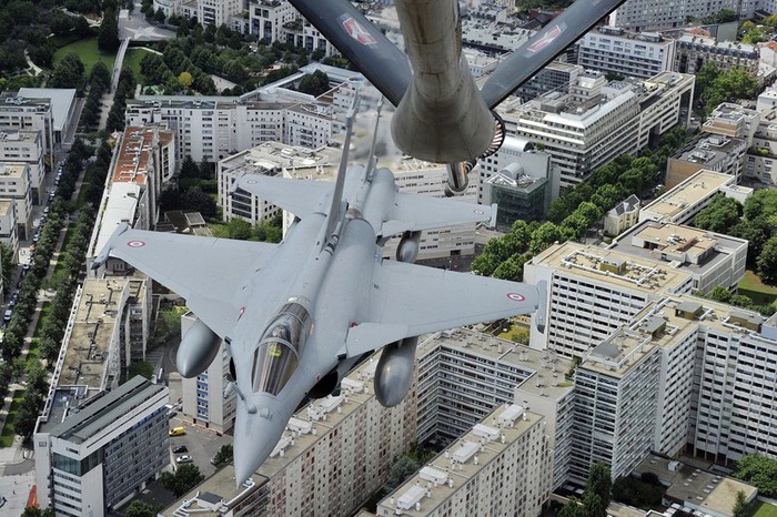 Hình ảnh được chụp từ máy bay chở dầu C-135 khi nó thực hiện tiếp nhiên liệu cho chiến đấu cơ Rafale trên bầu trời thành phố Paris.