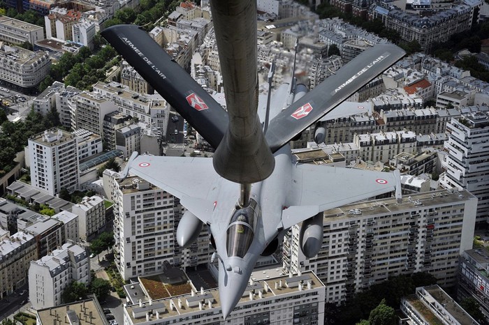 Máy bay chiến đấu Rafale và máy bay chở dầu C-135 bay qua trung tâm thành phố Paris.