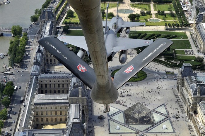Máy bay chiến đấu Rafale và máy bay chở dầu C-135 bay qua kim tự tháp Louvre. Đây là một kim tự tháp được xây bằng kính và kim loại nằm ở giữa sân Napoléon của bảo tàng Louvre, Paris.