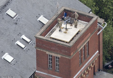 Quân đội Anh triển khai hệ thống tên lửa phòng không trên nóc tòa nhà Lexington ở khu Bow.