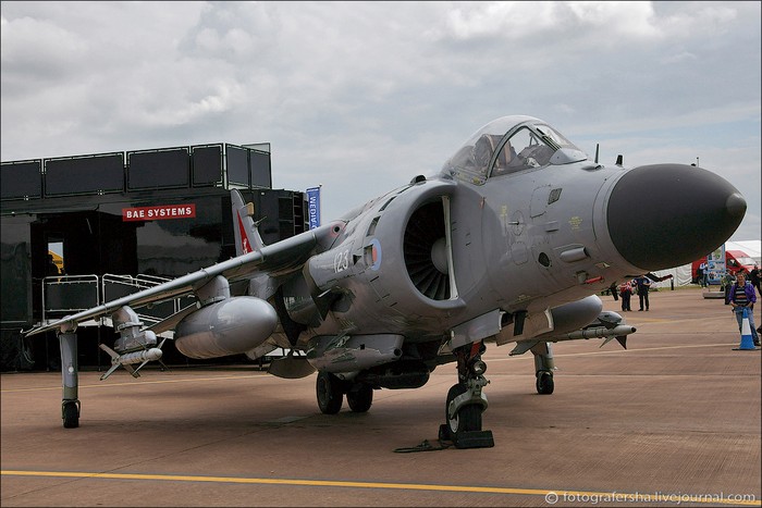 Máy bay chiến đấu Harrier.