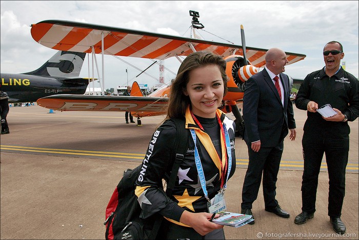 Nữ phóng viên xinh đẹp và chiếc phi cơ hai tầng cánh của phi đội Breitling Wingwalking.