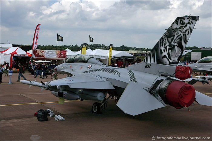 Máy bay chiến đấu F-16 Tigers số hiệu 692 của Không quân Hoàng gia Nauy.