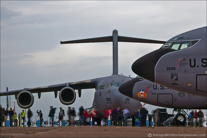 Máy bay vận tải C-17 và máy bay tiếp dầu KC-135 (phần mũi) của Không quân Hoa Kỳ.