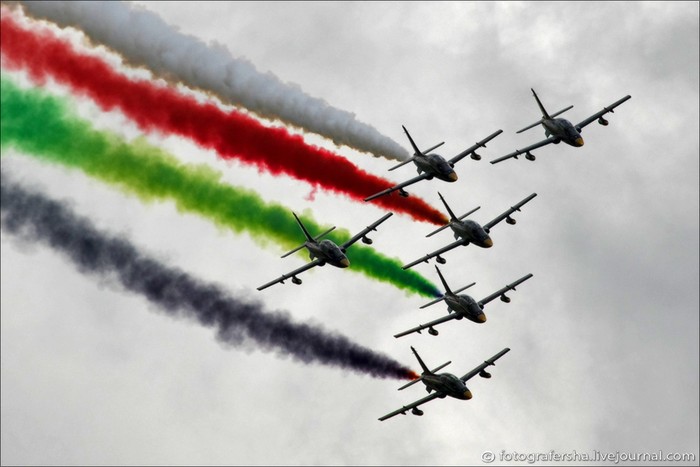 Đội bay biểu diễn Al Fursan của Không quân UAE nhả khói trên bầu trời.