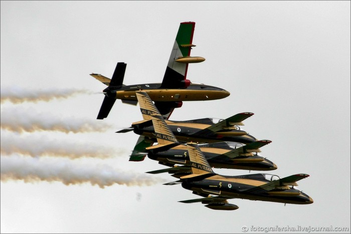 Đội bay biểu diễn Al Fursan xếp thành hàng đều tăm tắp tại triển lãm RIAT 2012.
