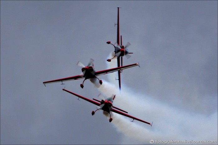 Màn trình diễn của 3 chiếc máy bay Falcon Extra 300L của Không quân Jorrdan.