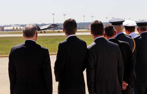 Các quan chức chiêm ngưỡng màn trình diễn của chiếc F-35B tại sân bay của công ty Lockheed Martin.
