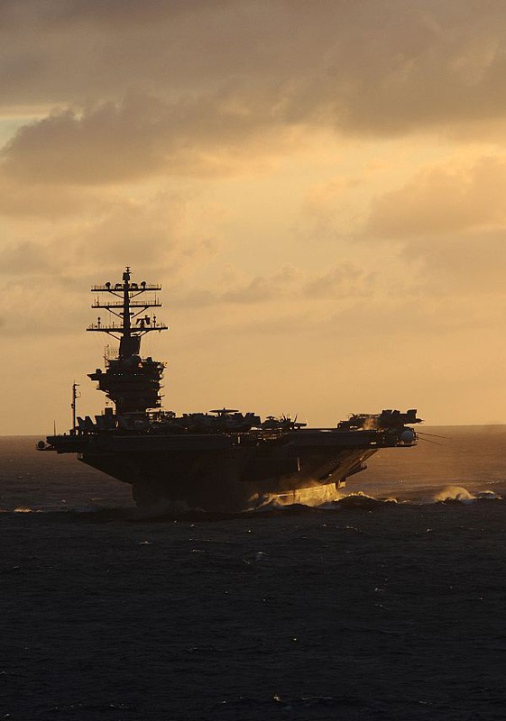 Thái Bình Dương (16/7/2012): Tàu sân bay USS Nimitz (CVN 68) ngoài ngơi quần đảo Hawaii trong cuộc tập trận RIMPAC 2012.