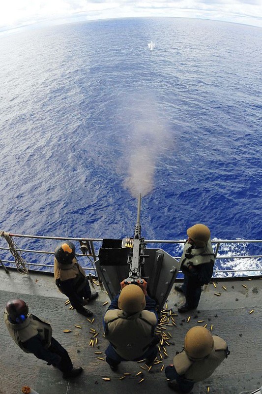 Thái Bình Dương (18/7/2012): Súng máy 50 mm vãi đạn trên tàu yểm trợ tàu ngầm USS Emory S. Land (AS 39).
