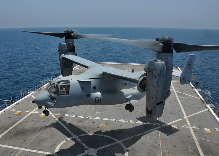Biển Ả rập (14/7/2012): Trực thăng MV-22 Osprey cất cánh trên tàu đổ bổ tấn công USS New York (LPD 21).