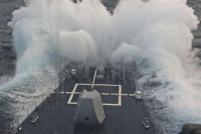 Biển Ả-rập (10/7/2012): Tuần dương hạm USS Cape St. George (CG 71) lướt sóng ngoài khơi vùng biển Ả rập.
