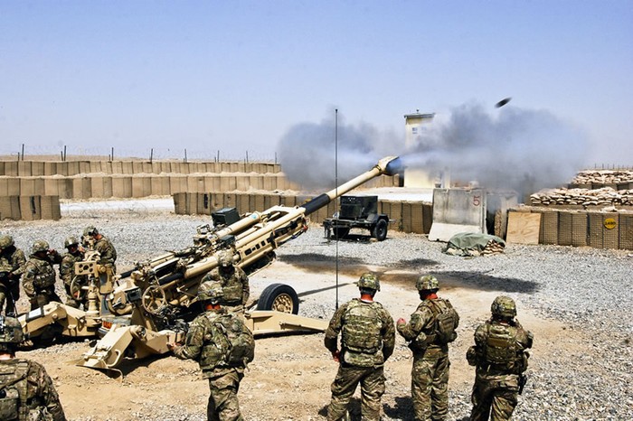 Logar, Afghanistan (12/7/2012): Pháo M777A2 của quân đội Mỹ khai hỏa tại tỉnh Logar, Afghanistan.