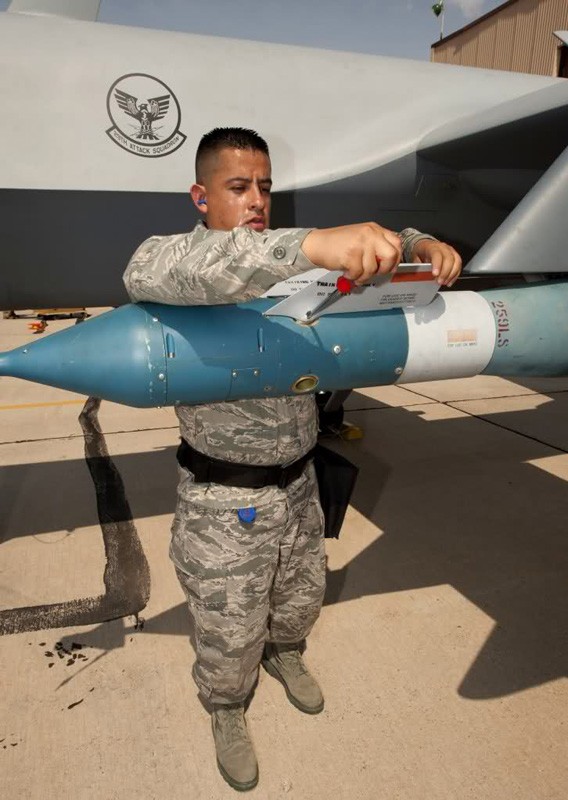 Lắp bom dẫn đường laser GBU-12 cho UAV MQ-9 Reaper tại căn cứ Không quân Holloman.