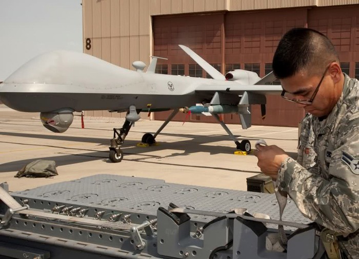Lắp bom dẫn đường laser GBU-12 cho UAV MQ-9 Reaper tại căn cứ Không quân Holloman.