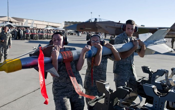 Bảo dưỡng, kiểm tra tên lửa không-đối-không AIM-9 Sidewinder tại căn cứ Không quân Nellis thuộc tiểu bang Nevada.