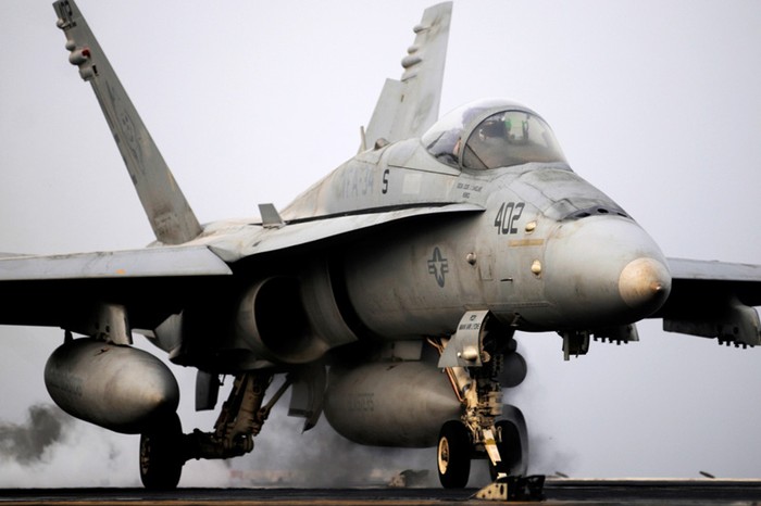 Biển Ả-rập (10/7/2012): Một máy bay F/A-18C Hornet trên tàu sân bay Abraham USS Lincoln (CVN 72).