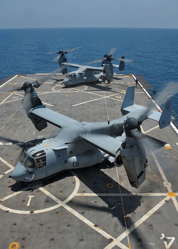 Biển Ả rập (14/7/2012): Hai trực thăng MV-22 Osprey chuẩn bị cất cánh trên tàu đổ bổ tấn công USS New York (LPD 21).