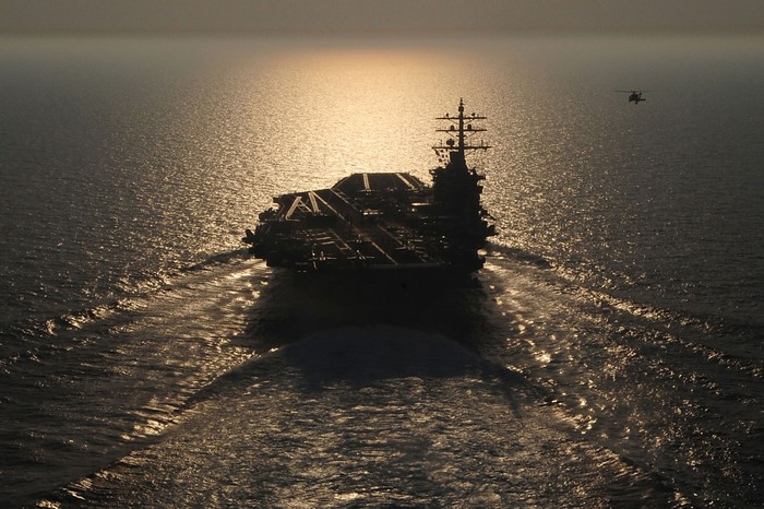 Địa Trung Hải (10/7/2012): Tàu sân bay USS Dwight D. Eisenhower (CVN 69).