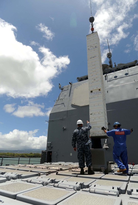 Đảo Harbor (12/7/2012): Tên lửa được cho vào ống phóng trên tuần dương hạm tên lửa USS Lake Erie (CG 70) trong cuộc tập trận RIMPAC 2012.