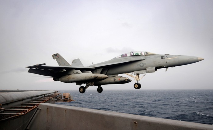 Biển Ả-rập (10/7/2012): Tiêm kích F/A-18E Super Hornet chuẩn bị cất cánh từ tàu sân bay USS Abraham Lincoln (CVN 72).