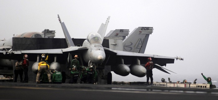 Biển Ả-rập (10/7/2012): Tiêm kích F/A-18E Super Hornet cất cánh từ tàu sân bay USS Abraham Lincoln (CVN 72).
