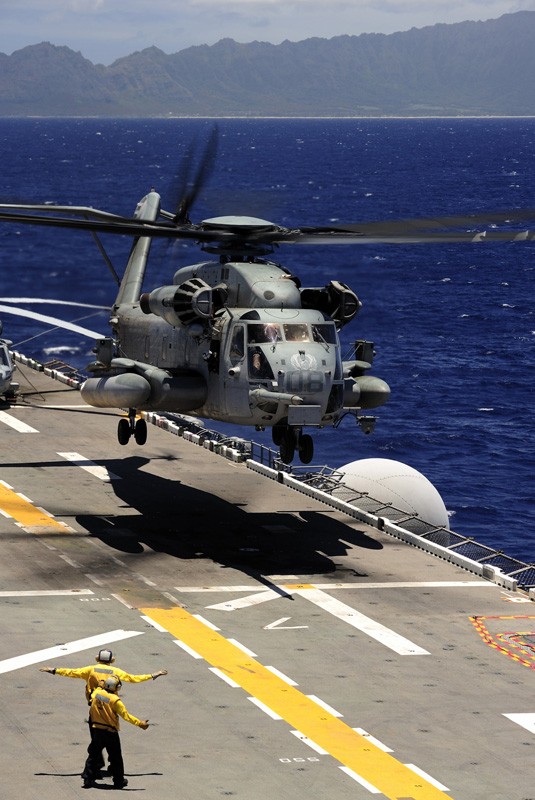 Thái Bình Dương (12/7/2012): Trực thăng CH-53E Super Stallion hạ cánh trên tàu tấn công đổ bộ USS Essex (LHD 2) trong cuộc tập trận RIMPAC 2012.
