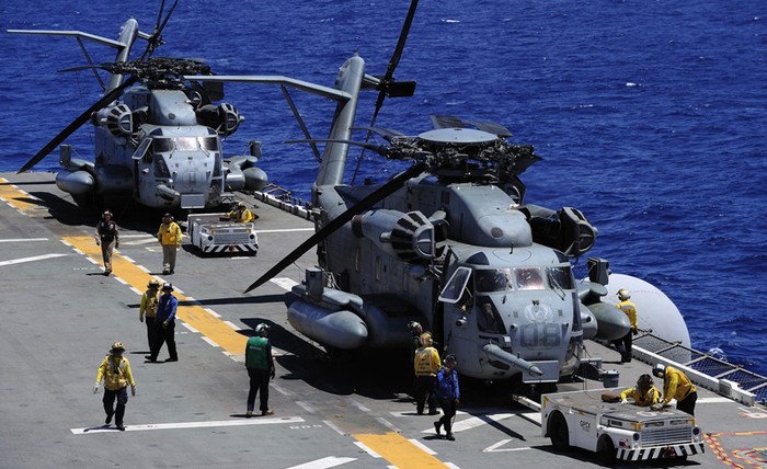 Thái Bình Dương (12/7/2012): Trực thăng CH-53E Super Stallion trên tàu tấn công đổ bộ USS Essex (LHD 2) trong cuộc tập trận RIMPAC 2012.