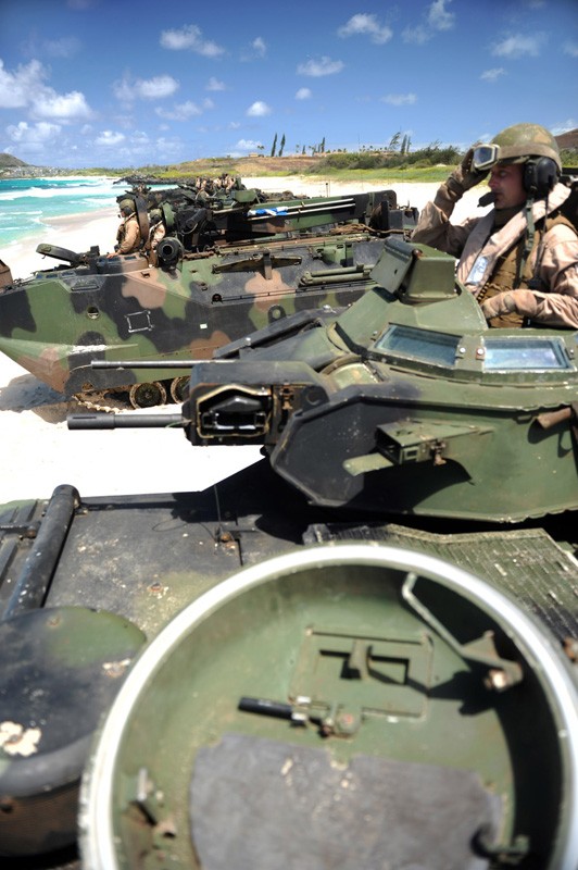 Hawaii (12/7/2012): Xe bọc thép đỏ bộ của Thủy quân lục chiến Hoa Kỳ trong cuộc tập trận RIMPAC 2012.
