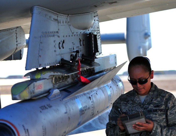 Nevada (16/7/2012): bảo dưỡng máy bay A-10C Thunderbolt II tại căn cứ Không quân Nellis thuộc tiểu bang Nevada.