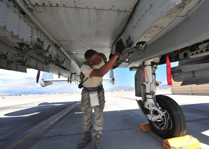 Nevada (16/7/2012): bảo dưỡng máy bay A-10C Thunderbolt II tại căn cứ Không quân Nellis thuộc tiểu bang Nevada.