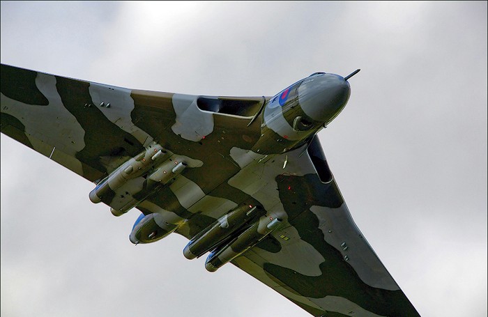 Sau khi thực hiện phục chế thành công, oanh tạc cơ Vulcan XH558 được sử dụng để trình diễn trong các ngày lễ lớn của quốc gia và tại các triển lãm hàng không quốc tế.